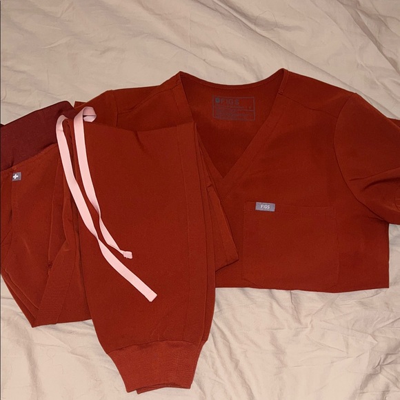 Figs Women's Scrub Set in Rust Red - Picture 1 of 1